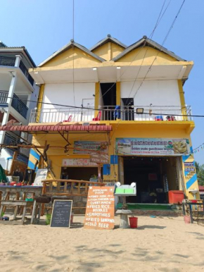 Golden Snake guesthouse beach